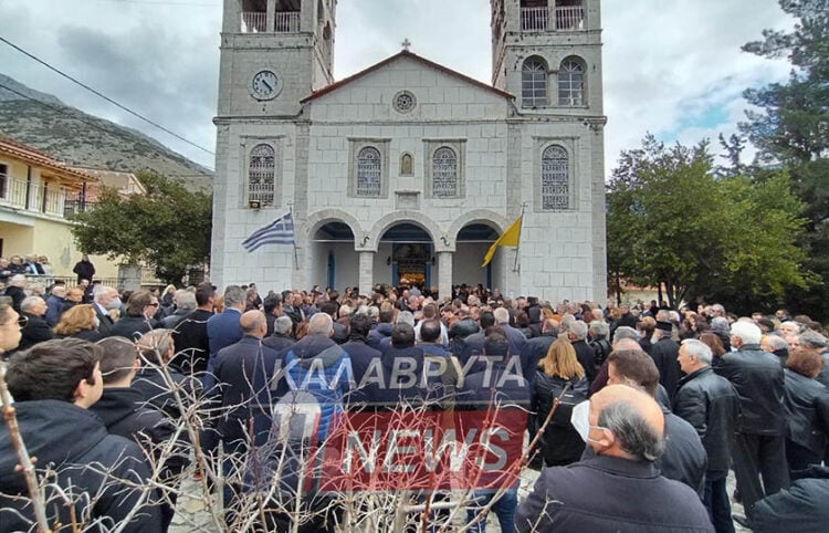 Κόσμος έξω από τον Άγιο Γεώργιο στη Λυκούρια Καλαβρύτων (φωτ.: kalavrytanews.com)