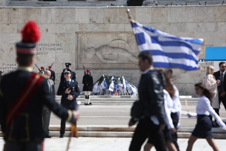 Μαθητές παρελαύνουν μπροστά από τα στεφάνια στο Μνημείο του Άγνωστου Στρατιώτη (φωτ.: EUROKINISSI/Βασίλης Ρεμπάμπης)