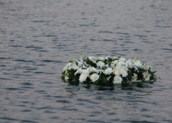 Στεφάνι με λουλούδια στη μνήμη των νεκρών που πέθαναν από την πυρκαγιά στο Μάτι, στη διάρκεια παλιότερης επιμνημόσυνης δέησης στο σημείο της τραγωδίας (φωτ.: EUROKINISSI/Θανάσης Δημόπουλος)