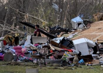 Κάτοικοι προσπαθούν να περισώσουν ό,τι μπορούν από τα συντρίμμια του σπιτιού τους (φωτ.: EPA/Thomas Graning)