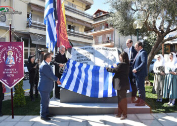 Αποκαλυπτήρια του Μνημείου Προσφυγιάς που τοποθετήθηκε στη συνοικία Τσερμένι στη Βέροια (φωτ.: pliroforiodotis.gr)