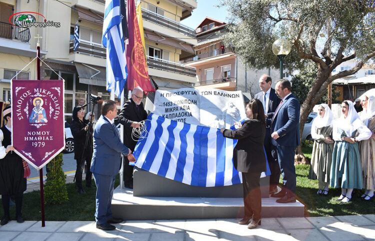 Αποκαλυπτήρια του Μνημείου Προσφυγιάς που τοποθετήθηκε στη συνοικία Τσερμένι στη Βέροια (φωτ.: pliroforiodotis.gr)