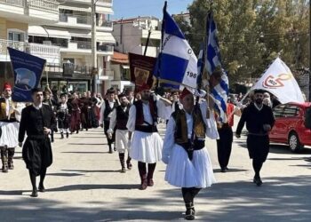 Εικόνα από τη χθεσινή παρέλαση στη Νέα Αρτάκη, όπου διακρίνεται το λάβαρο του Συλλόγου Απανταχού Αρτακηνών-Κυζικηνών και το λάβαρο της ΟΠΣΕ (πηγή: facebook.com/Laografiko.mouseio.neas.artakis)