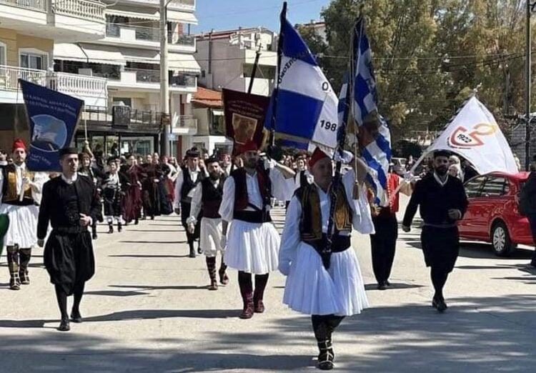 Εικόνα από τη χθεσινή παρέλαση στη Νέα Αρτάκη, όπου διακρίνεται το λάβαρο του Συλλόγου Απανταχού Αρτακηνών-Κυζικηνών και το λάβαρο της ΟΠΣΕ (πηγή: facebook.com/Laografiko.mouseio.neas.artakis)