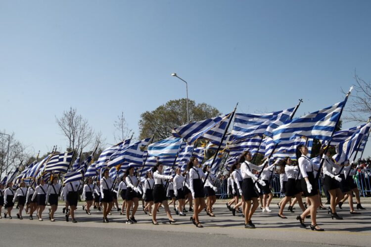 Στιγμιότυπο από την παρέλαση της 25ης Μαρτίου στην παραλία της Θεσσαλονίκης το 2022 (φωτ.: ΜΟΤΙΟΝΤΕΑΜ/Γιώργος Κωνσταντινίδης)