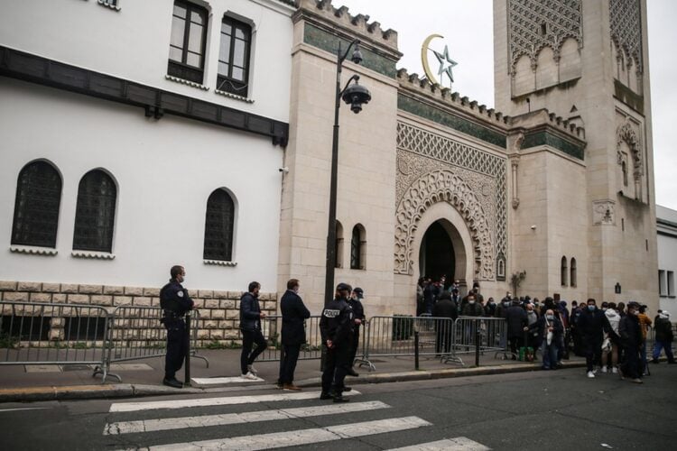 Γάλλοι αστυνομικοί επιτηρούν διακριτικά Μουσουλμάνους που αποχωρούν από το Μεγάλο Τζαμί στο Παρίσι, μετά από τις προσευχές της Παρασκευής. Σύμφωνα με τον Φρανκ Παπατζιάν, η Τουρκία έχει οργανώσει την επιρροή της στην Τουρκία μέσα από κοινοτικά σχολεία που είναι πέρα από τον έλεγχο της εθνικής εκπαίδευσης, μέσα από τζαμιά και μέσα από ριζοσπάστες ιμάμηδες (φωτ.: EPA/Mohammed Badra)