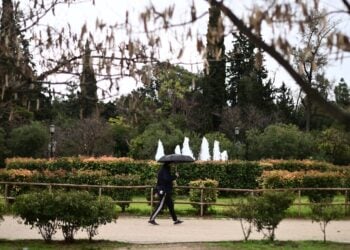 Όσοι επιλέξουν να κάνουν έναν κυριακάτικο περίπατο στο Πεδίον του Άρεως, ίσως θα πρέπει να έχουν μαζί τους μια ομπρέλα (φωτ.: EUROKINISI / Μιχάλης Καραγιάννης)