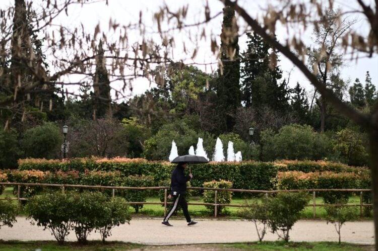 Όσοι επιλέξουν να κάνουν έναν κυριακάτικο περίπατο στο Πεδίον του Άρεως, ίσως θα πρέπει να έχουν μαζί τους μια ομπρέλα (φωτ.: EUROKINISI / Μιχάλης Καραγιάννης)