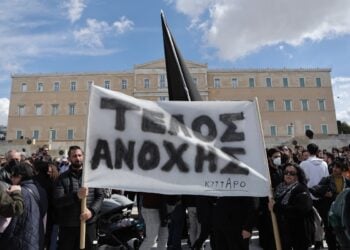 Χιλιάδες κόσμου συμμετείχαν στο συλλαλητήριο για τα θύματα του σιδηροδρομικού δυστυχήματος στα Τέμπη (φωτ.: EUROKINISSI/Τατιάνα Μπόλαρη)