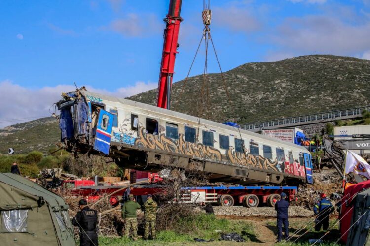 Γερανός σηκώνει ένα από τα μοιραία βαγόνια, προκειμένου να ερευνηθεί καλύτερα η περιοχή από τα σωστικά συνεργεία (φωτ.: EUROKINISSI/Λεωνίδας Τζέκας)