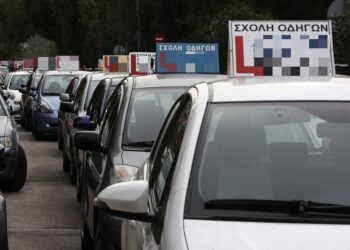 Στιγμιότυπο από παλιότερη διαμαρτυρία των σχολών οδήγησης στην Αθήνα. Σύμφωνα με τη δικογραφία, τα ποσά, για τη χορήγηση της άδειας οδήγησης χωρίς κανονικές εξετάσεις κυμαινόταν από 1.200 έως 2.500 ευρώ (φωτ.: ΑΠΕ-ΜΠΕ/Συμέλα Παντζαρτζή)