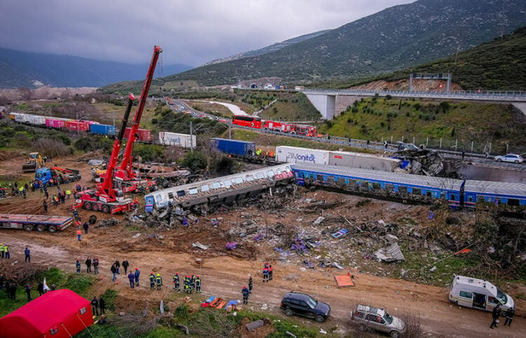 Σύμφωνα με τον μόνιμο σταθμάρχη, ο προφυλακισμένος συνάδελφός του είχε εργαστεί πριν το δυστύχημα τουλάχιστον δέκα φορές ως νυχτερινός στον σταθμό Λάρισας και ήταν «απόλυτα εξοικειωμένος με τον σταθμό και τον τοπικό πίνακα χειρισμού αιχμών»  (φωτ.: MOTIONTEAM / Βασίλης Βερβερίδης)