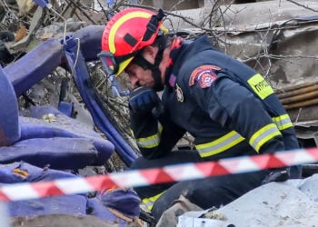 Πυροσβέστης στα συντρίμμια του τρένου στα Τέμπη (φωτ.: EUROKINISSI / Λεωνίδας Τζέκας)