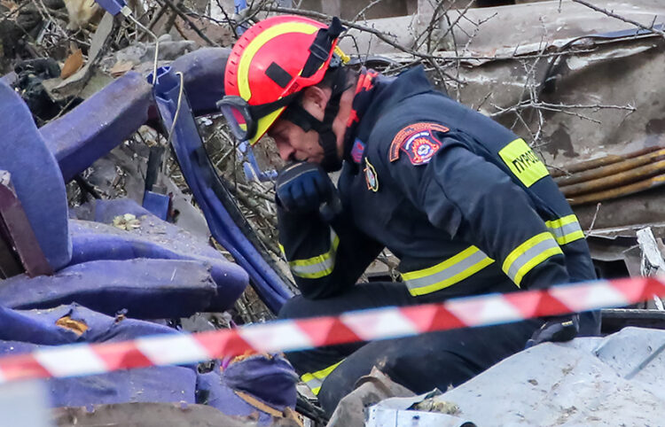 Πυροσβέστης στα συντρίμμια του τρένου στα Τέμπη (φωτ.: EUROKINISSI / Λεωνίδας Τζέκας)