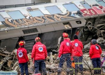 Διασώστες επιχειρούν στο σημείο του σιδηροδρομικού δυστυχήματος στα Τέμπη (φωτ.: EUROKINISSI/Λεωνίδας Τζέκας)