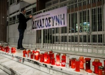 Στιγμιότυπο από διαμαρτυρία του Δικηγορικού Συλλόγου Λάρισας στο δικαστικό μέγαρο της πόλης για την τραγωδία στα Τέμπη (φωτ.: EUROKINISSI/Λεωνίδας Τζέκας)