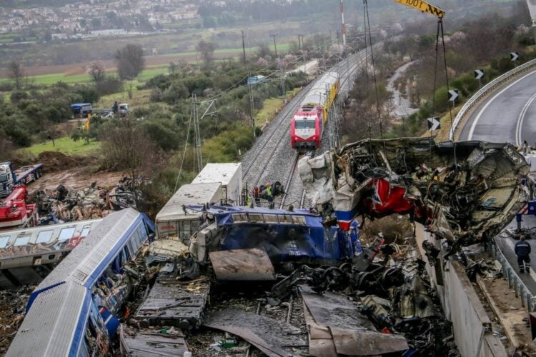 Οι κυβερνητικές πρωτοβουλίες προβλέπουν, μεταξύ άλλων, ειδική σύνταξη υπέρ των οικογενειών, διαγραφή χρεών και δανείων, απαλλαγή από φόρους κληρονομιάς, μετεγγραφές ΑΕΙ για τους φοιτητές, μοριοδότηση για τις πανελλήνιες εξετάσεις, δωρεάν νοσήλεια, ψυχολογική υποστήριξη, καθώς και δικαίωμα διορισμού στο Δημόσιο (φωτ.: EUROKINISSI/Λεωνίδας Τζέκας)