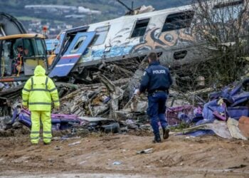 Χθες, η ολομέλεια της Αλβανικής Βουλής τήρησε ενός λεπτού σιγή για τα θύματα του τραγικού συμβάντος (φωτ.: EUROKINISSI/Λεωνίδας Τζέκας)