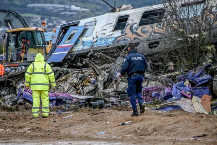 Χθες, η ολομέλεια της Αλβανικής Βουλής τήρησε ενός λεπτού σιγή για τα θύματα του τραγικού συμβάντος (φωτ.: EUROKINISSI/Λεωνίδας Τζέκας)