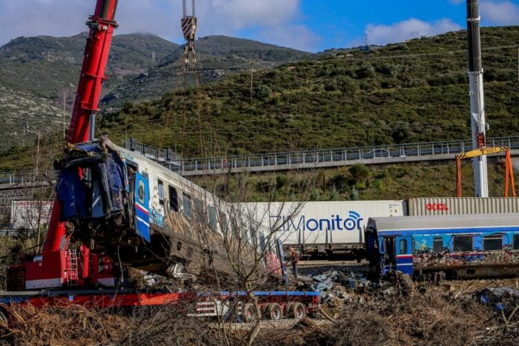 Όπως ανακοίνωσε χθες ο πρωθυπουργός, αποτελεί προτεραιότηα η οικονομική αλλά και η ηθική και ψυχολογική στήριξη» των συγγενών των θυμάτων και των τραυματιών (φωτ.: EUROKINISSI/Λεωνίδας Τζέκας)