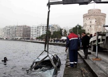 Σύμφωνα με πληροφορίες αυτοπτών μαρτύρων, ο 45χρονος αστυνομικός, πριν προχωρήσει στην πράξη, είχε δέσει με χειροπέδες τα χέρια του στο τιμόνι (φωτ. αρχείου: ΜΟΤΙΟΝΤΕΑΜ/Βασίλης Βερβερίδης)