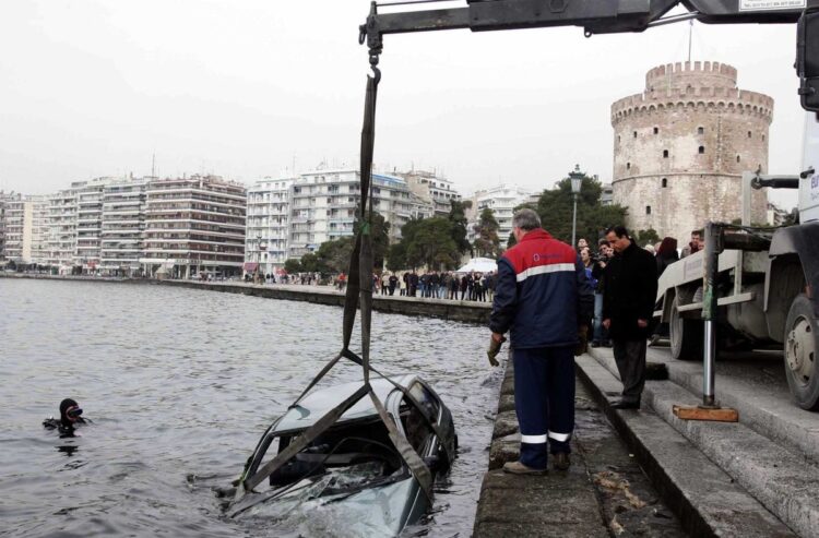 Σύμφωνα με πληροφορίες αυτοπτών μαρτύρων, ο 45χρονος αστυνομικός, πριν προχωρήσει στην πράξη, είχε δέσει με χειροπέδες τα χέρια του στο τιμόνι (φωτ. αρχείου: ΜΟΤΙΟΝΤΕΑΜ/Βασίλης Βερβερίδης)