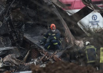 Έρευνες των σωστικών συνεργείων για τους αγνοούμενους στα συντρίμμια της αμαξοστοιχίας στα Τέμπη (φωτ.: ΜΟΤΙΟΝΤΕΑΜ / Βασίλης Βερβερίδης)