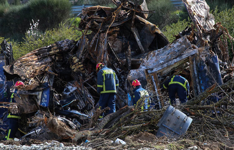 Πυροσβέστες στο σημείο της πολύνεκρης σύγκρουσης αμαξοστοιχιών στα Τέμπη (φωτ.: EUROKINISSI / Λεωνίδας Τζέκας)