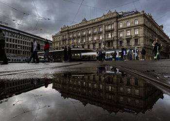 Τα κεντρικά κτήρια της Credit Suisse (δ), και της UBS (α), στην Paradeplatz της Ζυρίχης (φωτ.: EPA / Michael Buholzer)