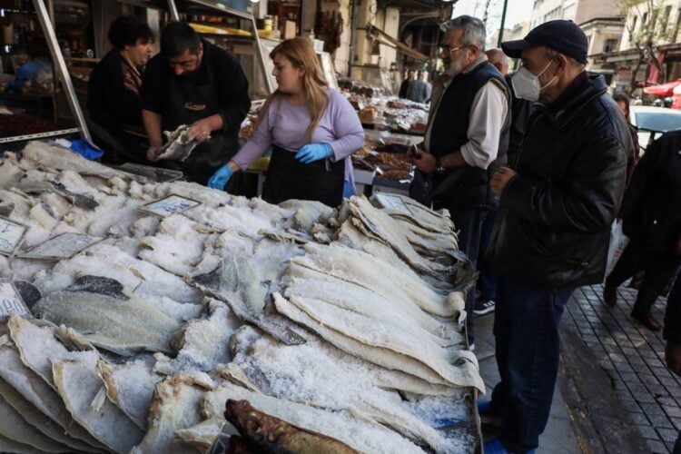 Αυξημένη είναι η κίνηση στη Βαρβάκειο, ενόψει της 25ης Μαρτίου. Σύμφωνα με την περιβαλλοντική οργάνωση iSea, ο μπακαλιάρος, που είναι ανώτερος θηρευτής βαθιών νερών, είναι είδος υπεραλιευμένο και παρά τα νομοθετικά μέτρα, υπάρχει πίεση στον πληθυσμό του (φωτ.: EUROKINISSI/Κώστας Τζούμας)