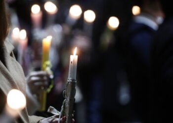 Κεριά με το Άγιο Φως, στον Ιερό Καθεδρικό Ναό της Του Θεού Σοφίας στην Ξάνθη (φωτ. αρχείου: ΑΠΕ-ΜΠΕ/ Προεδρία της Δημοκρατίας/ Θεόδωρος Μανωλόπουλος)