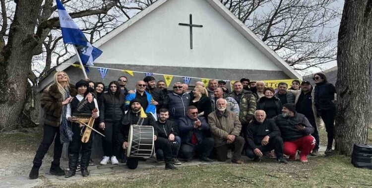 Τα μέλη της αποστολής στη Χασχάταλα μπροστά στον Ιερό Ναό της Κοιμήσεως της Θεοτόκου στο Πέραν, τον περασμένο Μάρτιο (φωτ.: Αρχείο Γιολάντας Ελευθεριάδου)