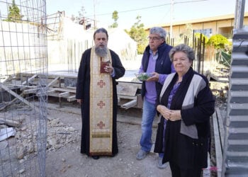 Αγιασμός στα θεμέλια του Σπιτιού του Μικρασιάτη στην Άνω Ελευσίνα (φωτ.: Facebook / Σύλλογος Μικρασιατών Ελευσίνας - Μουσείο Ιστορίας και Λαογραφίας)