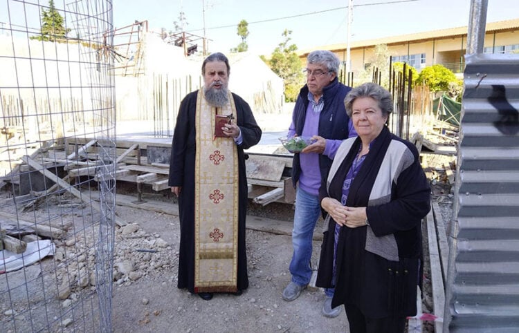 Αγιασμός στα θεμέλια του Σπιτιού του Μικρασιάτη στην Άνω Ελευσίνα (φωτ.: Facebook / Σύλλογος Μικρασιατών Ελευσίνας - Μουσείο Ιστορίας και Λαογραφίας)