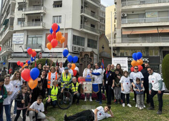 Λίγο πριν από την ποδηλατοπορεία, στο μνημείο Χάτσκαρ απέναντι από τη ΧΑΝΘ (φωτ.: Αρμενική Κοινότητα Θεσσαλονίκης)