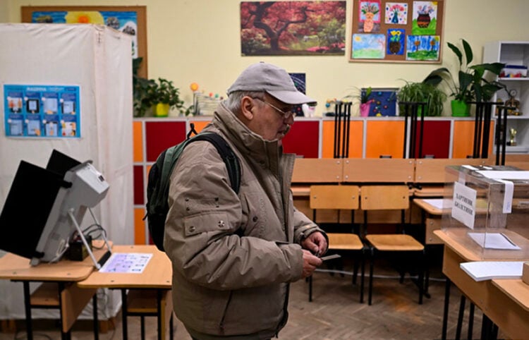 Ψηφοφόρος σε εκλογικό κέντρο στη Σόφια (φωτ.: EPA / Vassil Donev)