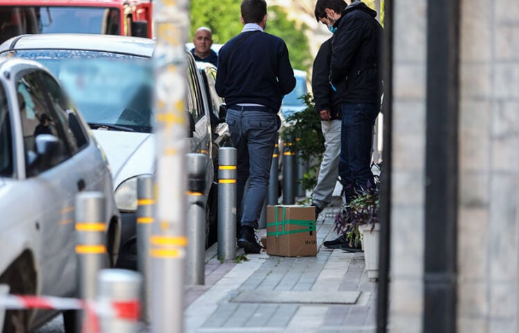 Εντοπισμός εκρηκτικού μηχανισμού με γκαζάκια σε δρόμο στη Δάφνη (φωτ.: EUROKINISSI / Γιάννης Παναγόπουλος)