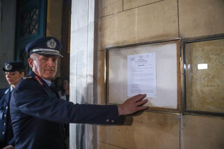 Το Προεδρικό Διάταγμα για τη διάλυση της Βουλής θυροκόλλησε στην ανατολική είσοδο του Μεγάρου, περί τις 20:10, ο φρούραρχος της Βουλής, ταξίαρχος Φώτης Ντουίτσης (φωτ.: EUROKINISSI/Γιάννης Παναγόπουλος)