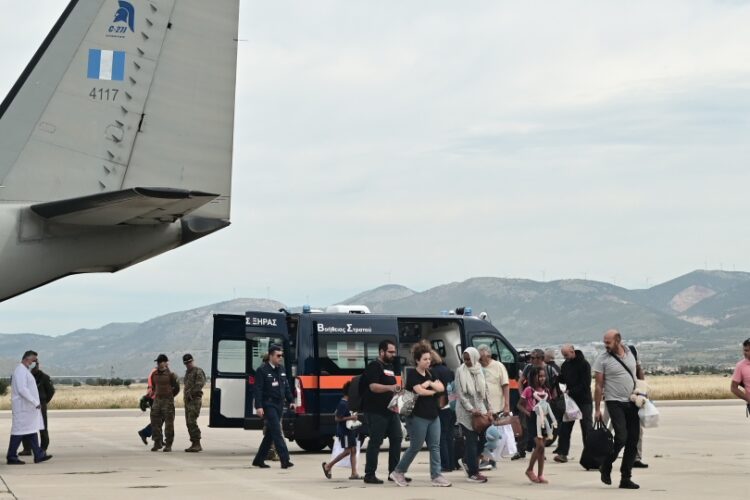 Στιγμιότυπο από την άφιξη ομογενών από το Σουδάν στο αεροδρόμιο της Ελευσίνας το πρωί της Τρίτης (φωτ.: EUROKINISSI/Μιχάλης Καραγιάννης)