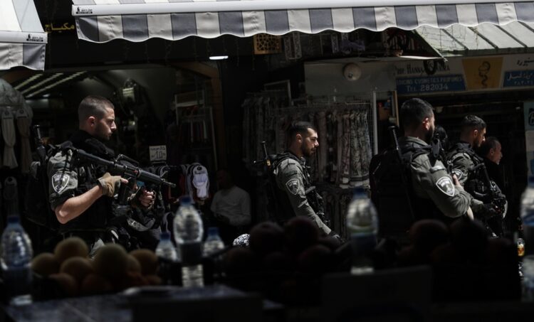 Ισραηλινοί συνοριοφύλακες επιθεωρούν δρόμο που οδηγεί στο τέμενος Αλ Άκσα, στην Ιερουσαλή., μετά από τις ταραχές που ξέσπασαν χθες το βράδυ. Σύμφωνα με την ισραηλινή αστυνομία, έχουν ήδη συλληφθεί εκατοντάδες διαδηλωτές που φέρονται να βεβήλωσαν το τέμενος (φωτ.: EPA/Atef Safadi)