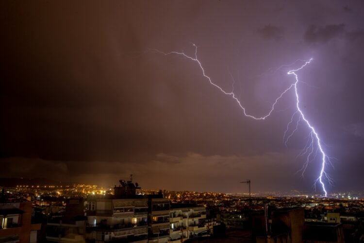 Η ΕΜΥ προειδοποιεί ότι οι σημερινές καταιγίδες θα συνοδεύονται κατά τόπους από μεγάλη συχνότητα κεραυνών (φωτ.: EUROKINISSI)