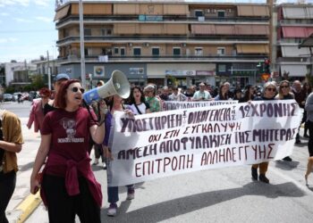 Εικόνα από τη συγκέντρωση διαμαρτυρίας που είχε γίνει το περασμένο Σάββατο, στο Κορυδαλλό ενάντια στο νέο σωφρονιστικό κώδικα και υπέρ της αποφυλάκισης της μητέρας της 12χρονης από τον Κολωνό (φωτ.:  Βασίλης Ρεμπάπης/Eurokinissi)