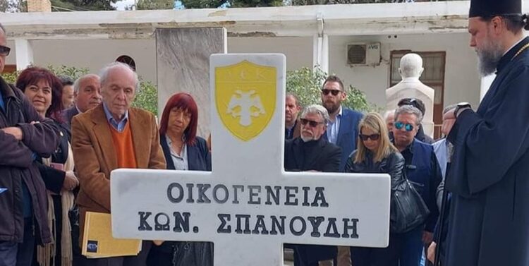 Στιγμιότυπο από την επιμνημόσυνη δέηση κατά τη μεταφορά της επιτύμβιας στήλης της οικογένειας Σπανούδη (φωτ: facebook/AEK Basketball Club)