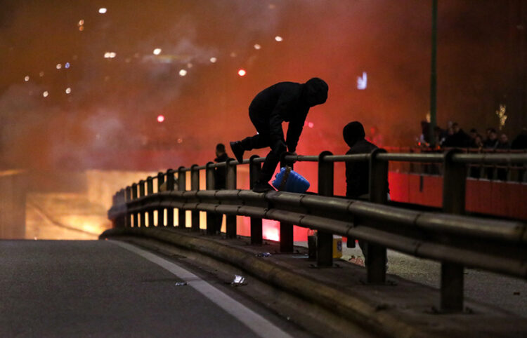 Βόμβες μολότοφ, βεγγαλικά και άλλα εκρηκτικά έξω από ναό της Αναλήψεως, στον Νέο Κόσμο (φωτ.: ΑΠΕ-ΜΠΕ / Γιώργος Βιτσαράς)