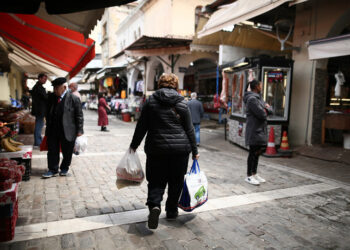 Καταναλωτές κάνουν τα ψώνια τους στην αγορά της Θεσσαλονίκης (φωτ.: ΑΠΕ-ΜΠΕ / Αχιλλέας Χήρας)