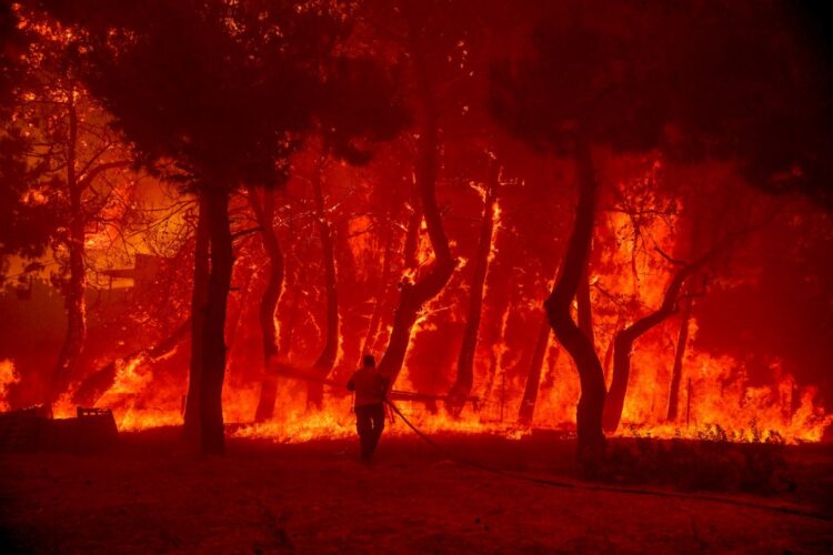 Για πρώτη φορά φέτος θα υπάρχουν περισσότεροι από 4.000 εθελοντές εκ των οποίων οι 900 πιστοποιήθηκαν και εντάχθηκαν στις υπηρεσίες του Πυροσβεστικού Σώματος το 2023 (φωτ. αρχείου: EUROKINISSI)