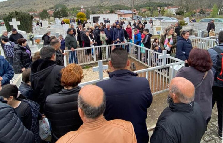 Ταφικό έθιμο στα Αλωνάκια Κοζάνης (φωτ.: Facebook / Μορφωτικός Σύλλογος Αλωνακίων Πόντος)