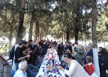 Ταφικό έθιμο στα κοιμητήρια Καλαμαριάς (φωτ.: Facebook / Γιάννης Δαρδαμανέλης Δήμαρχος Καλαμαριάς)