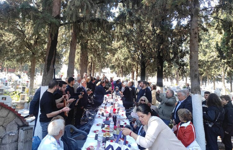 Ταφικό έθιμο στα κοιμητήρια Καλαμαριάς (φωτ.: Facebook / Γιάννης Δαρδαμανέλης Δήμαρχος Καλαμαριάς)