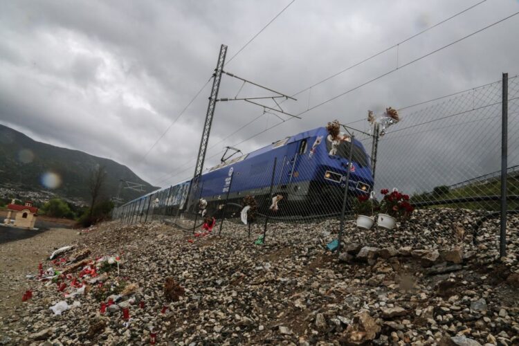 Αμαξοστοιχία περνά από το σημείο του τραγικού δυστυχήματος στα Τέμπη, μετά από την επανέναρξη των δρομολογίων στον άξονα Αθήνας-Θεσσαλονίκης (φωτ.: EUROKINISSI/Λεωνίδας Τζέκας)